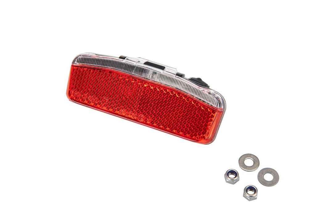 Brompton Rear Battery Lamp to tylna lampka akumulatorowa zaprojektowana przez Spanninga, umożliwiająca bezpieczną jazdę po zmroku. Lampka wyposażona jest w mocne czerwone światło LED oraz dużą zintegrowaną powierzchnię odblaskową dla maksymalnego bezpieczeństwa i widoczności. Zasilana jest dwoma bateriami AAA, które są dołączone do zestawu. Lampka pasuje do wszystkich modeli Brompton, zarówno z bagażnikiem jak i bez niego. Posiada dwa tryby pracy - ON i OFF, a przycisk sterujący znajduje się na spodzie urzą