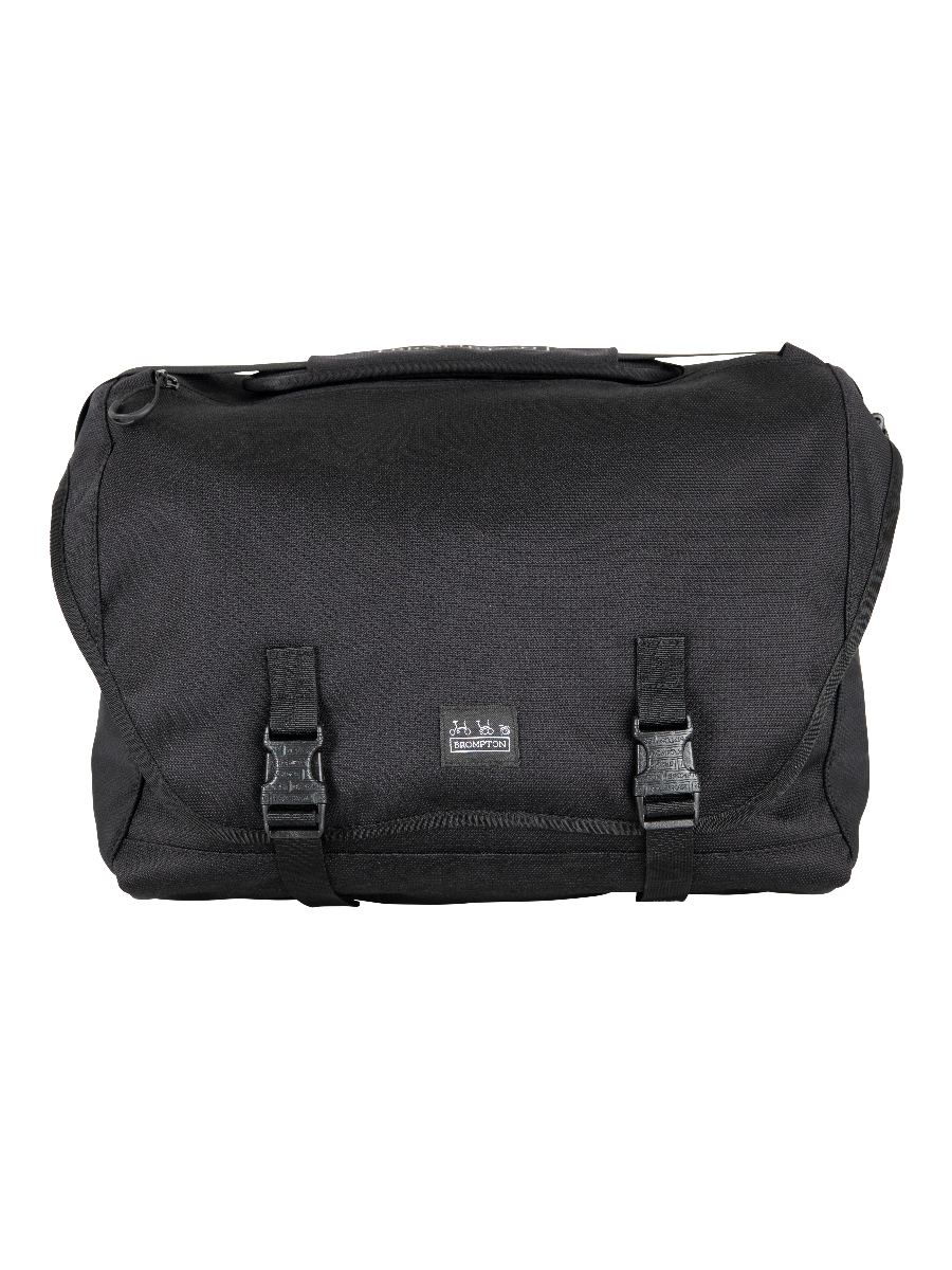 Brompton Metro Messenger L Bag w kolorze czarnym to największa torba typu messenger w gamie Metro, stworzona z myślą o zwiększeniu poczucia niezależności i swobody podczas przemieszczania się po mieście.