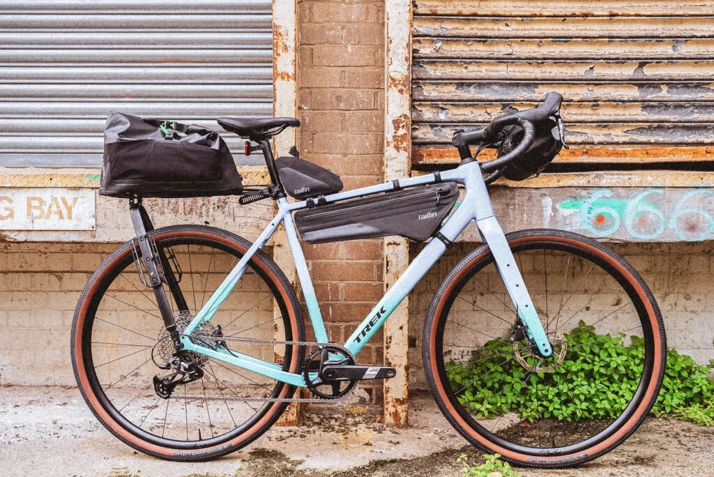 Bikepacking: jak wybrać torby i spakować rower na wyprawę