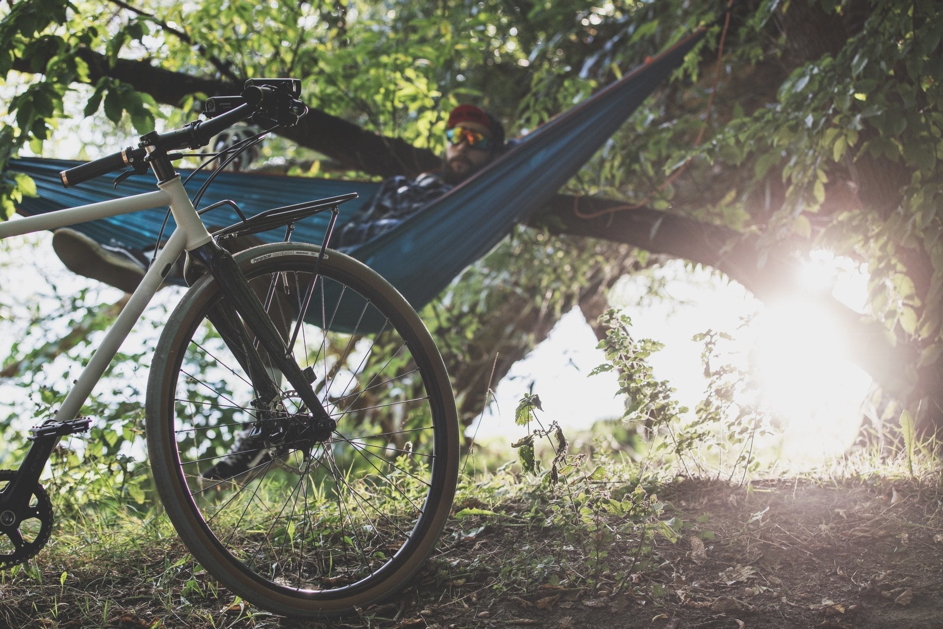 Rower stoi obok drzewa z hamakiem.