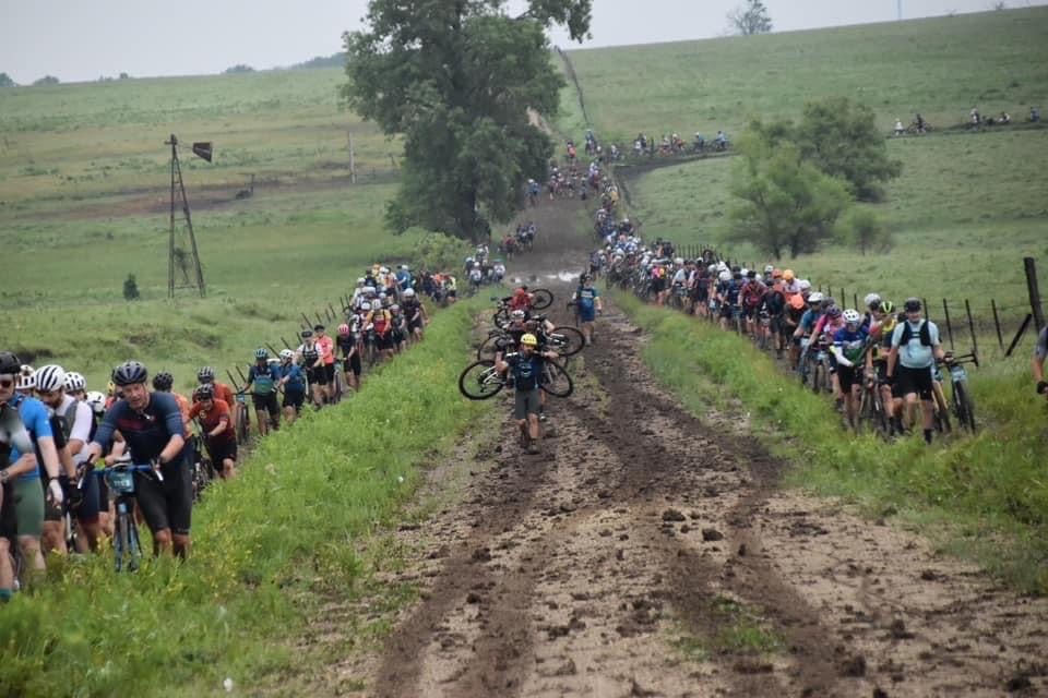 Grupa osób jadących na rowerach polną drogą w obecności Filipa Springera.