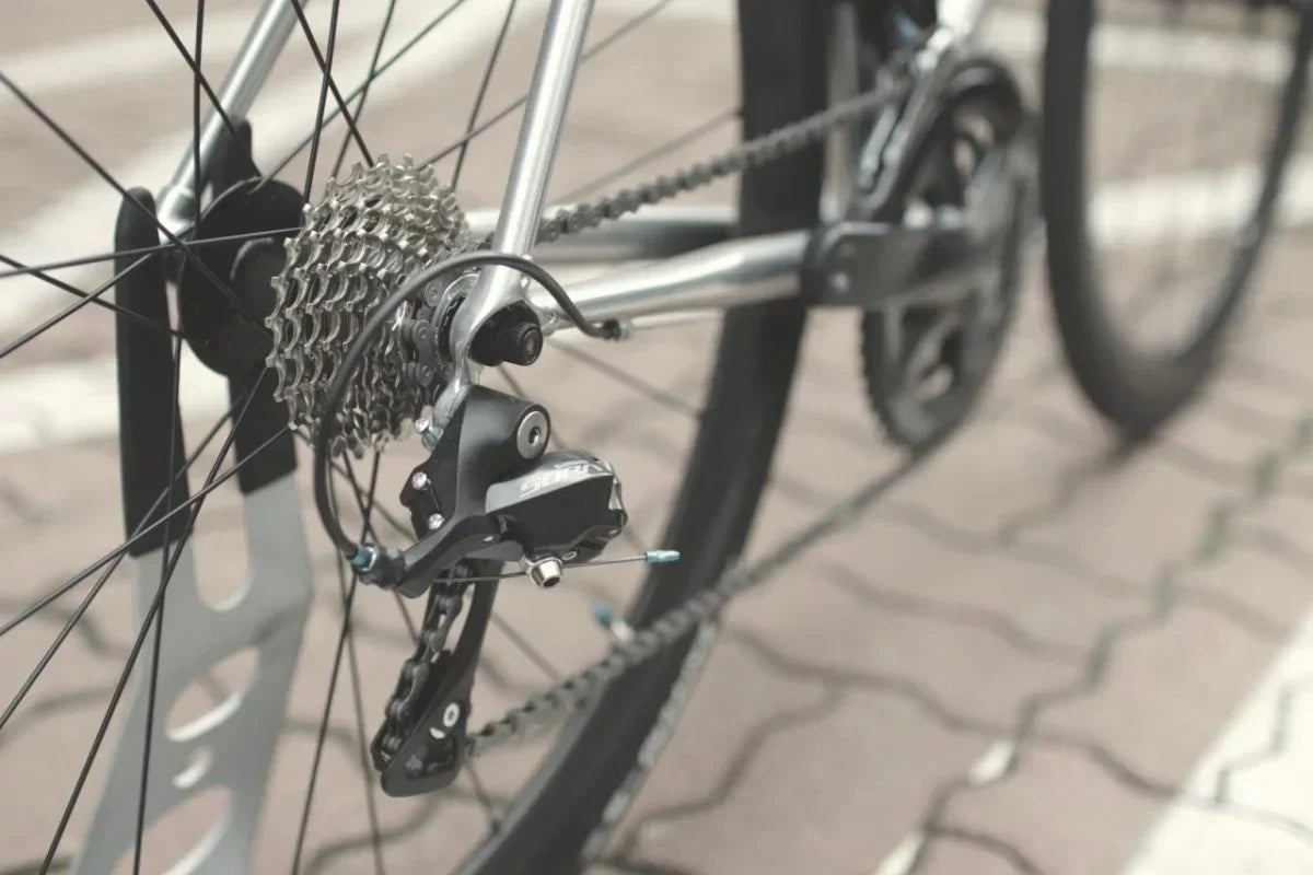 Regulacja tylnej przerzutki w rowerze — poradnik 2025