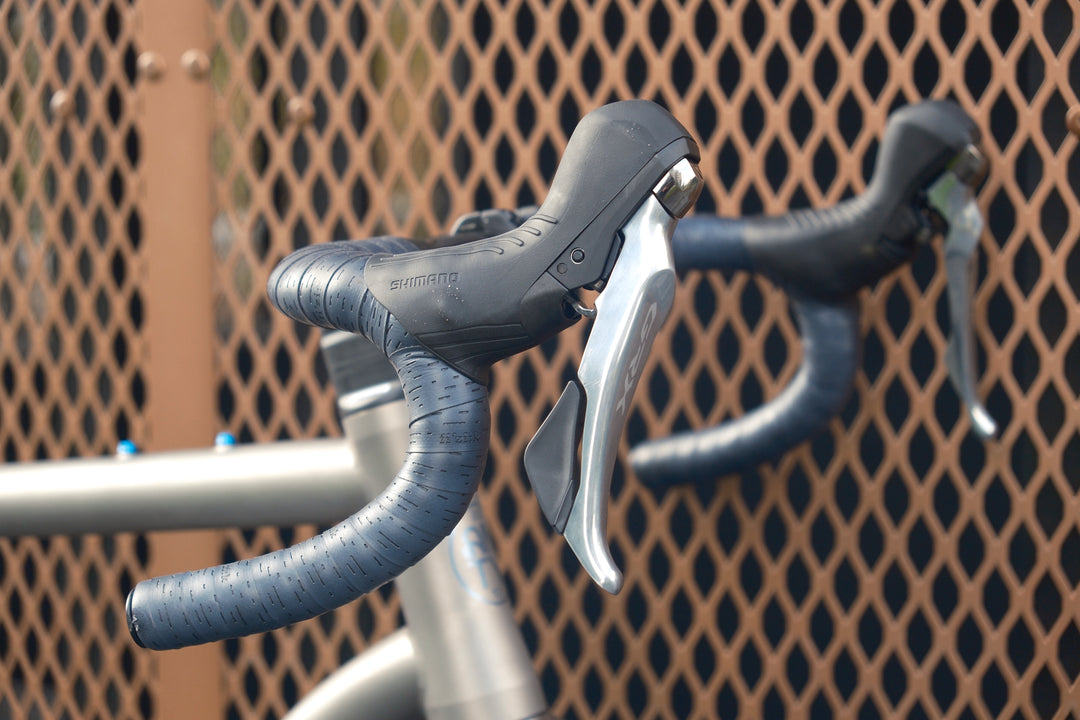 SHIMANO GRX RX810 Limited, SHIMANO GRX BR-RX820 Limited, Fizik Terra Solocush 3,5mm Navy, Zipp SL 70 XPLR 42cm Carbon