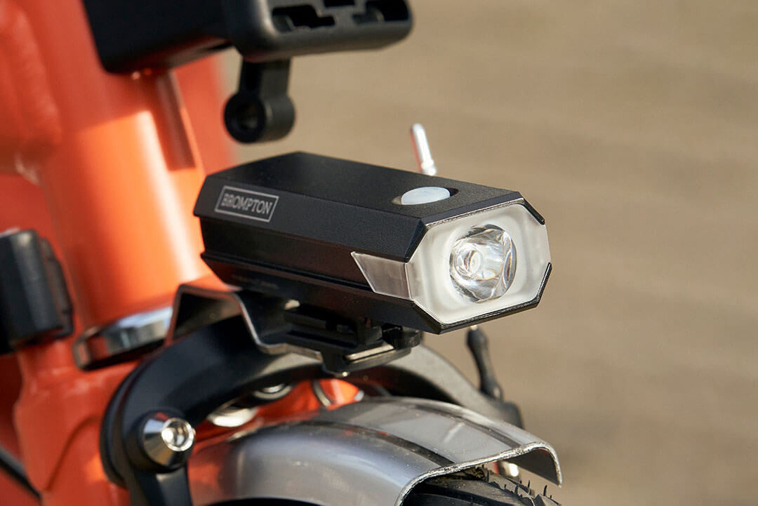Wyposażona jest w wbudowaną baterię litowo-jonową ładowaną przez USB, która zapewnia do 50 godzin świecenia i ładuje się w pełni w ciągu 6 godzin. Metalowy uchwyt został zaprojektowany specjalnie dla rowerów Brompton i montuje się bezpośrednio do przedniego widelca przy śrubie zacisku hamulca. Dzięki temu można składać i rozkładać rower bez przeszkód, a lampka nie koliduje z torbami na przednim nośniku.