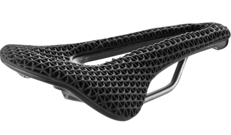 Czarne siodełko rowerowe z nadrukiem 3D ma konstrukcję przypominającą siatkę i centralne wycięcie.
