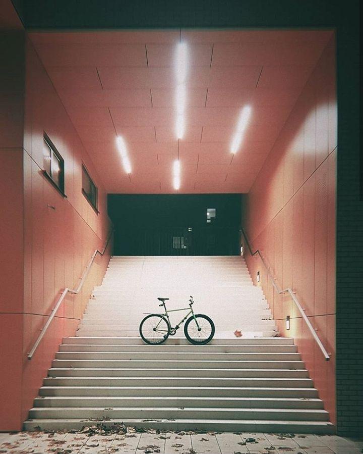 rower na schodach przejścia podziemnego