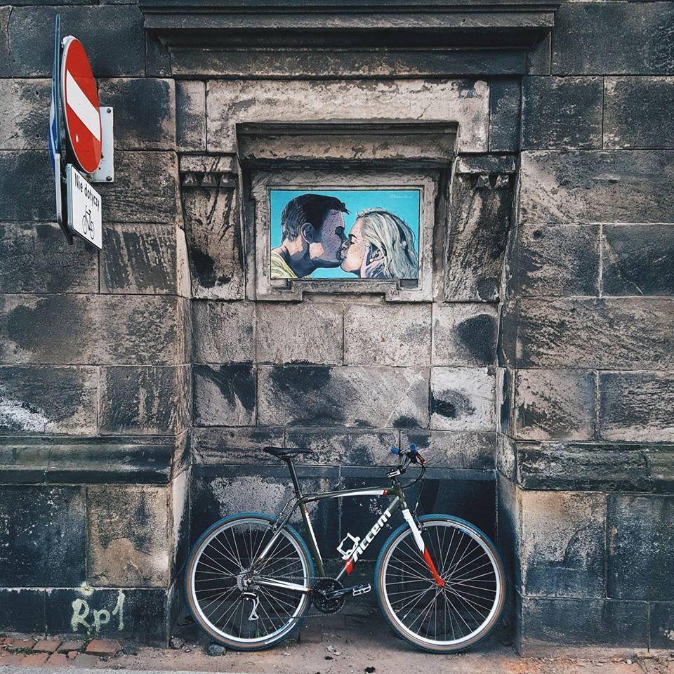 rower na tle muru we wrocławiu