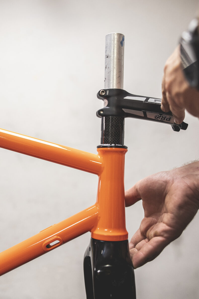 Montaż widelca w rowerze - samodzielne złożenie roweru