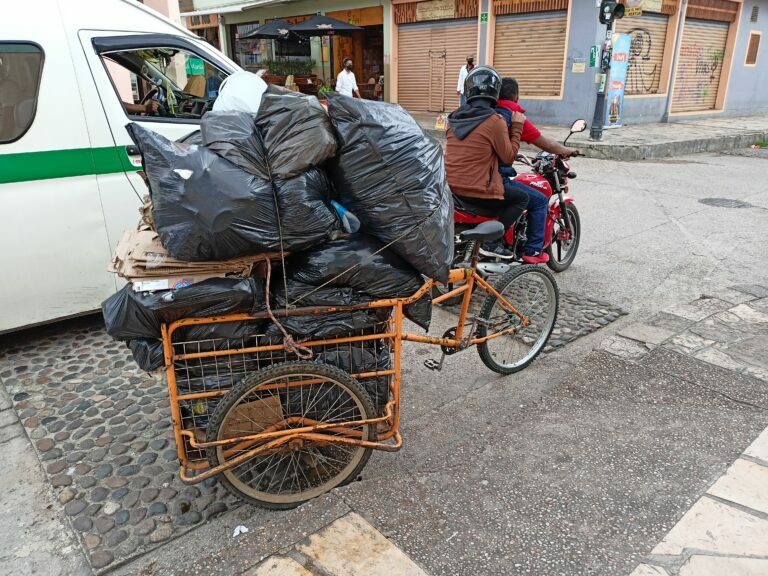 Rower wiozący śmieci