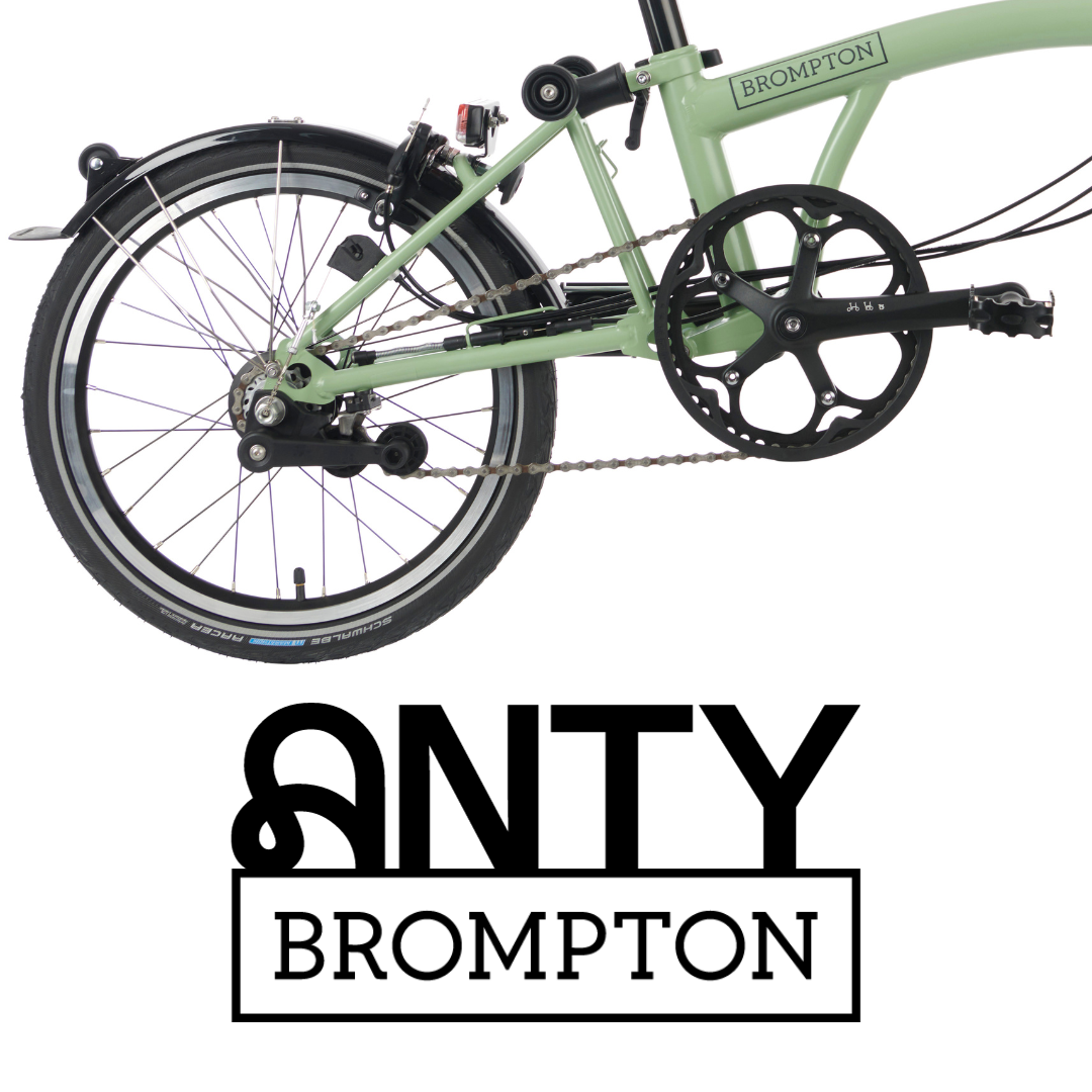 Zielony rower z oponami anty bronton do jazdy po szutrach.