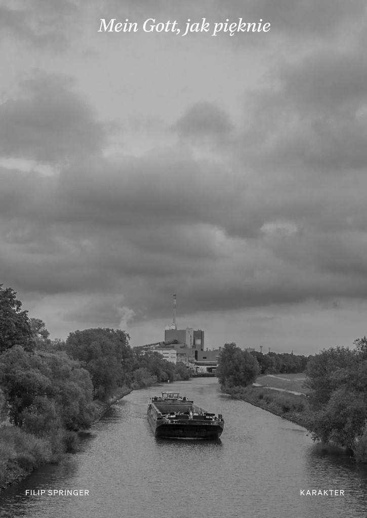 Czarno-białe zdjęcie łodzi na rzece.