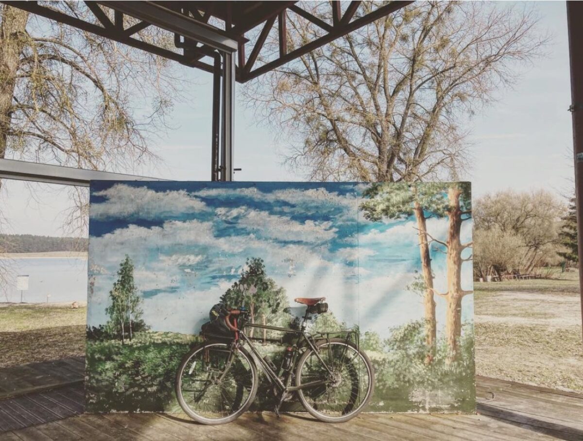 Rower stoi przed obrazem.