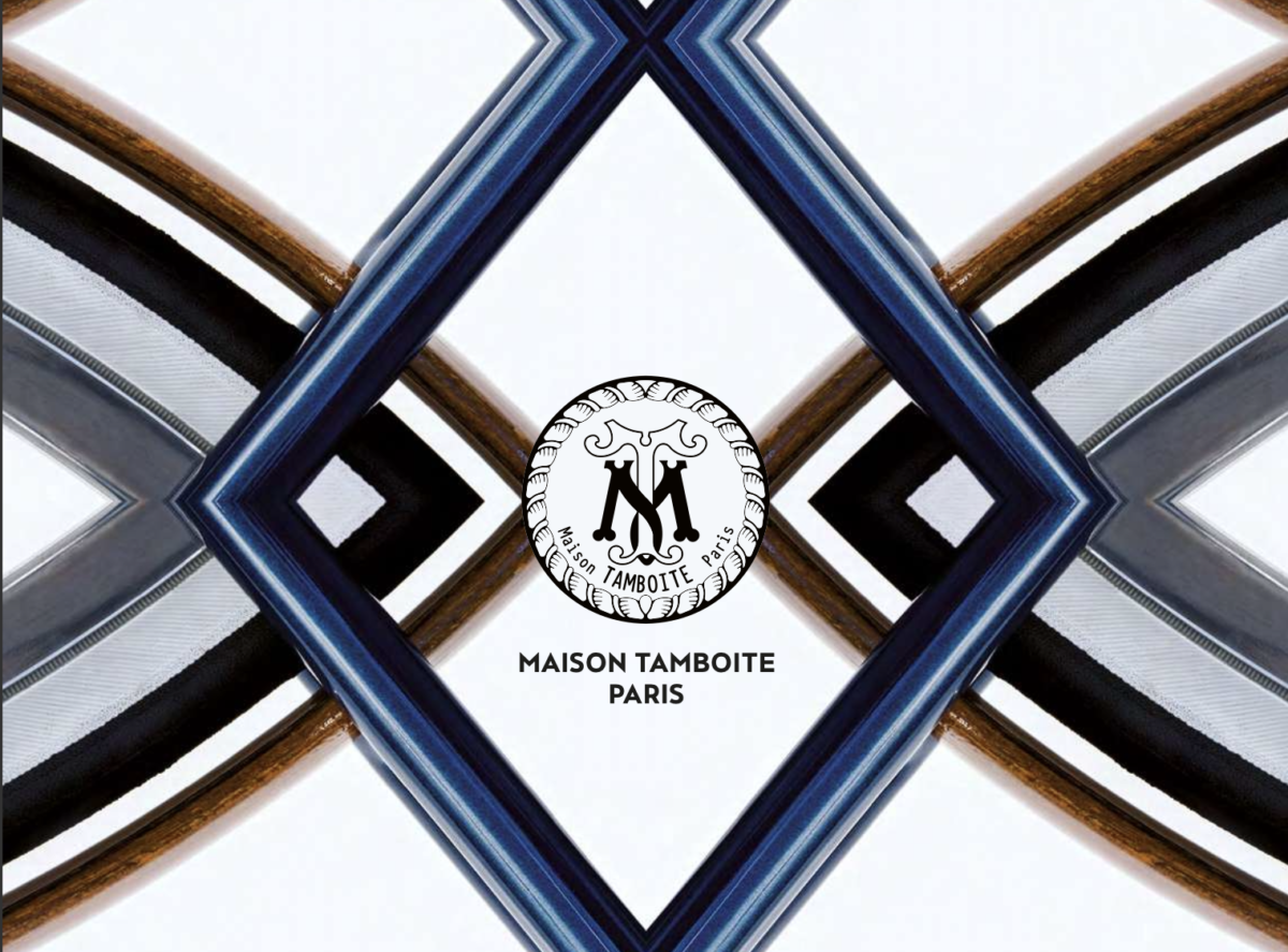 Abstrakcyjny wzór geometryczny z centralnym emblematem z napisem „maison tamboite paris”.