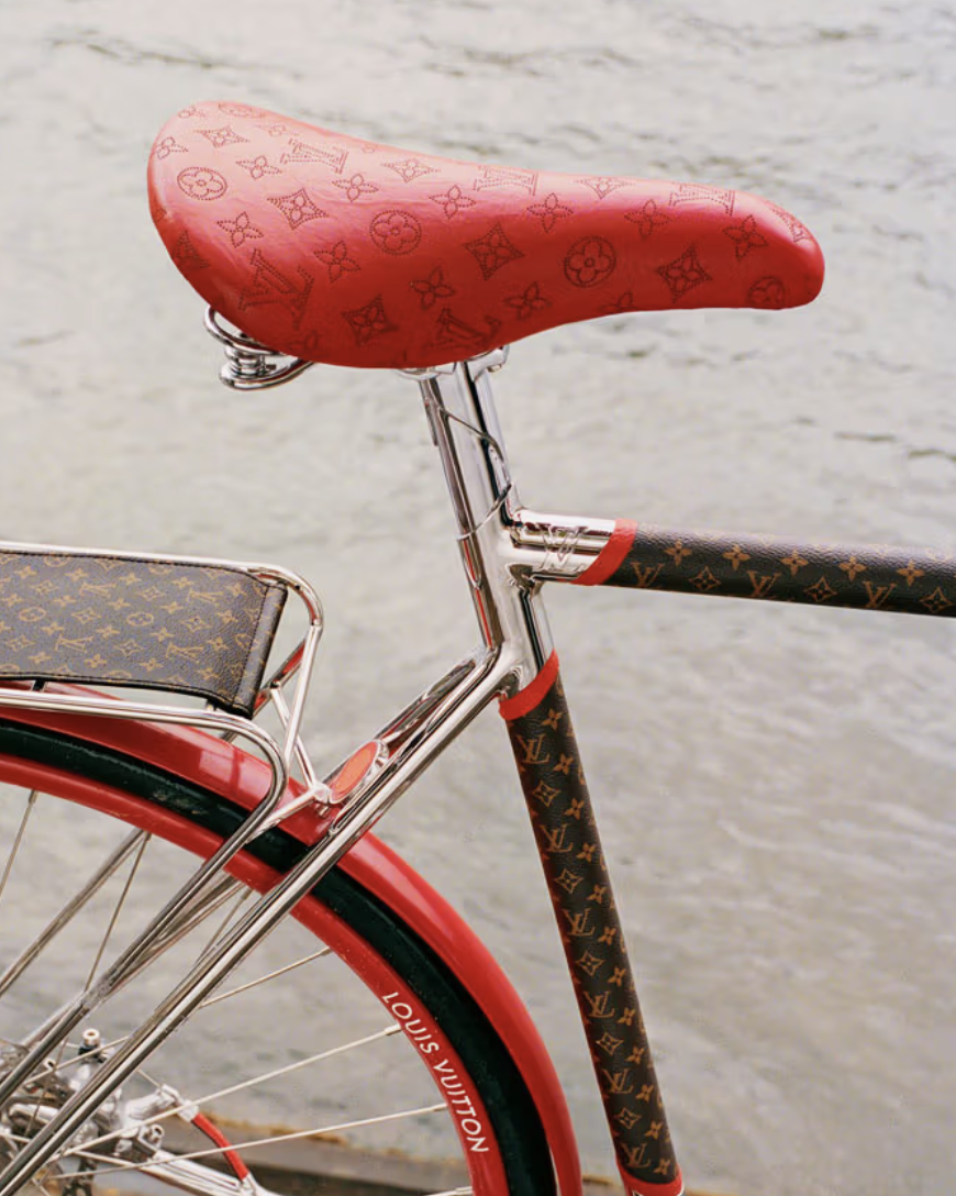 Markowy rower z wzorem Maison Tamboite Paris i Louis Vuitton na siodełku i ramie.