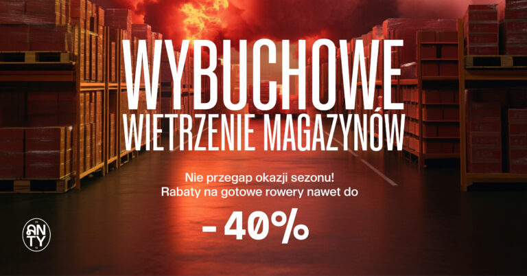 Plakat promujący wyprzedaż magazynową z rzędami półek, ognistym tłem i tekstem oferującym do 40% zniżki na gotowe rowery.