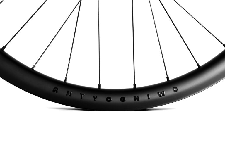 Zbliżenie na czarne koło rowerowe Koła karbonowe Antyogniwo Gravel Endurance 30.