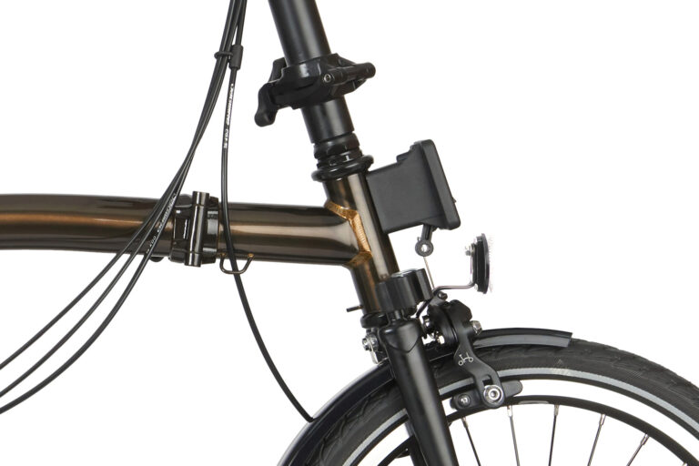 Zbliżenie na rower Brompton C-line H6R Black Lacquer - Gloss z czarną kierownicą.