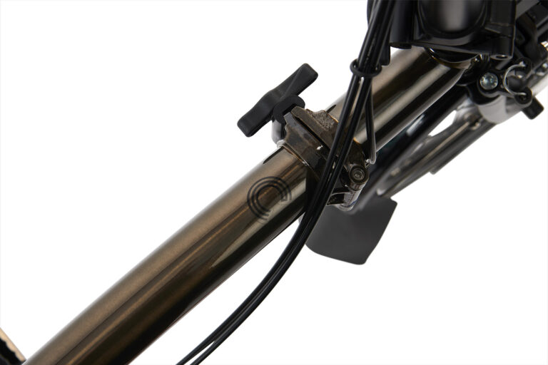Zbliżenie na kierownicę rowerową Brompton C-line H6R Black Lacquer - Gloss.