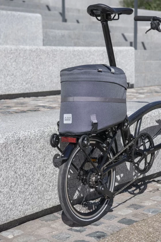 Rower składany z dołączoną do niego torbą na kółkach Torba Brompton Borough Roller Bag - ciemnoszara.