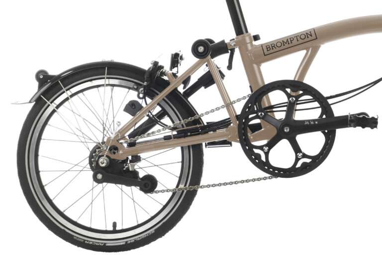 Beżowy rower składany Brompton P-line H4R Bronze Sky Metallic (Kopia) na białym tle.