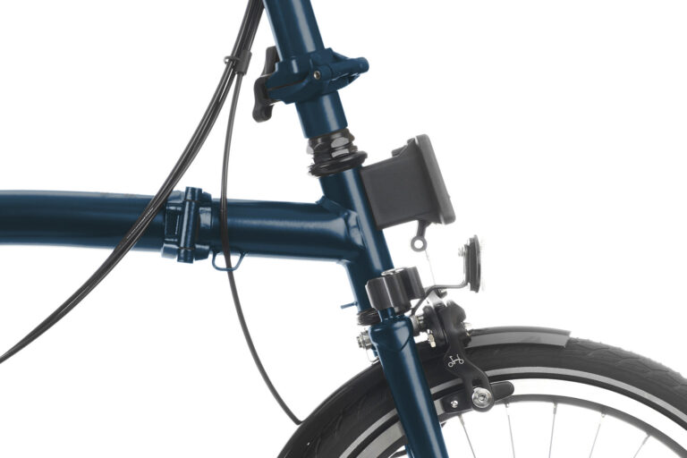 Zbliżenie na rower składany Brompton C-line Ocean Blue.