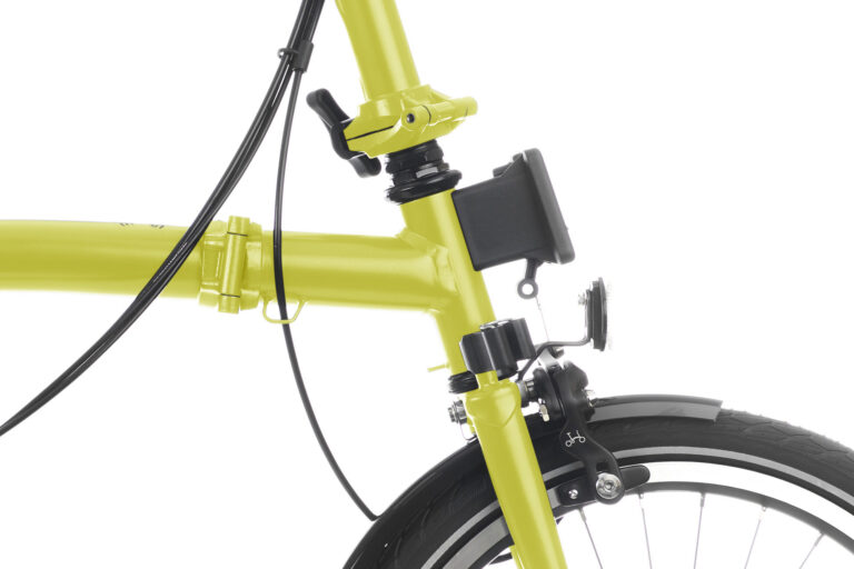 Zbliżenie na żółty rower Brompton C-line Black - Matt (Kopia) z czarną kierownicą.