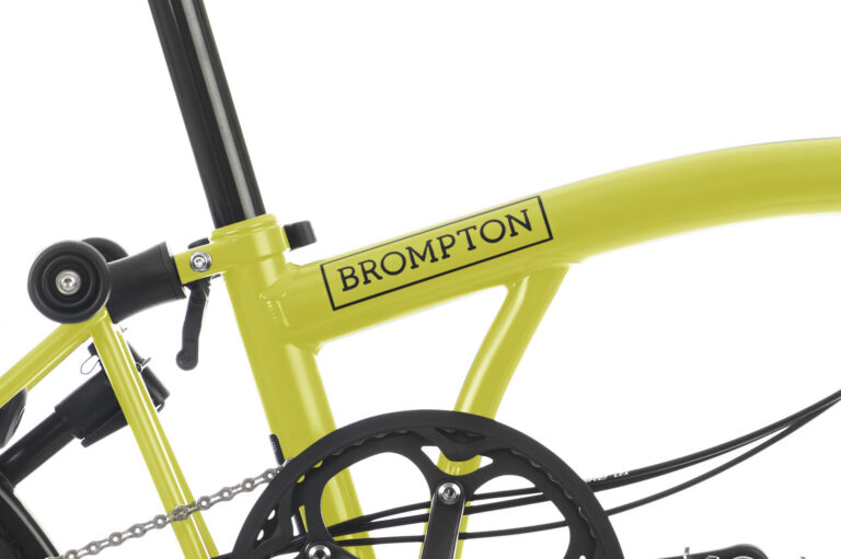 Żółty Brompton C-line Black - Matt (Kopia) z napisem Brompton.