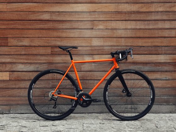 Antymateria All Terrain - na dystanse 53cm rower oparty o poziomą ścianę z drewnianych listew.