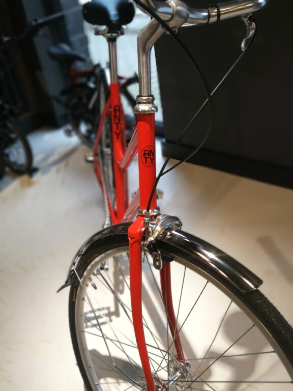 W sklepie wystawiony jest czerwony rower Antymateria Maiasto ONA - czerwony połysk M.
