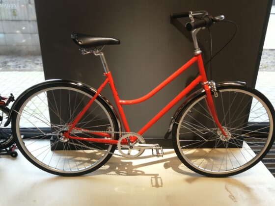 Antymateria Maiasto ONA - czerwony połysk M rower na wystawie w sklepie.