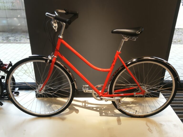 Czerwony rower Antymateria Maiasto ONA - czerwony połysk M, wystawiony w sklepie.