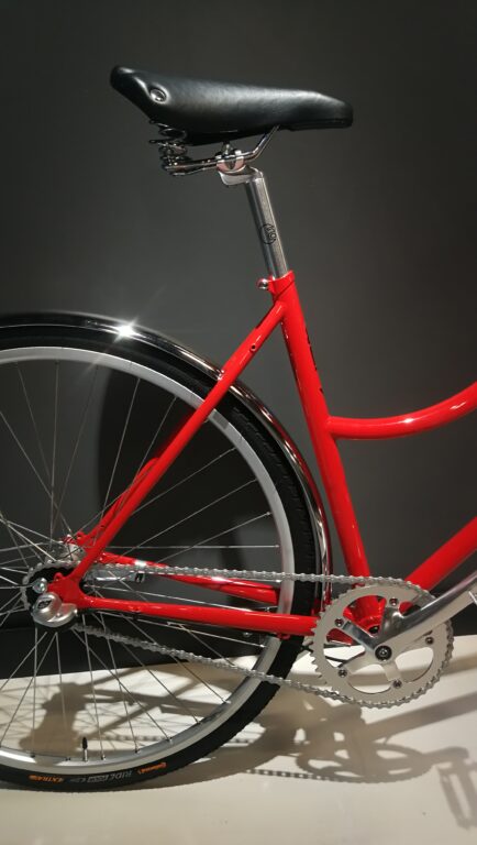 Czerwony rower na wystawie w salonie Antymateria Maiasto ONA - czerwony połysk M.