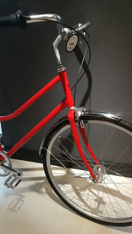 W pomieszczeniu wystawiony jest czerwony rower Antymateria Maiasto ONA - czerwony połysk M.