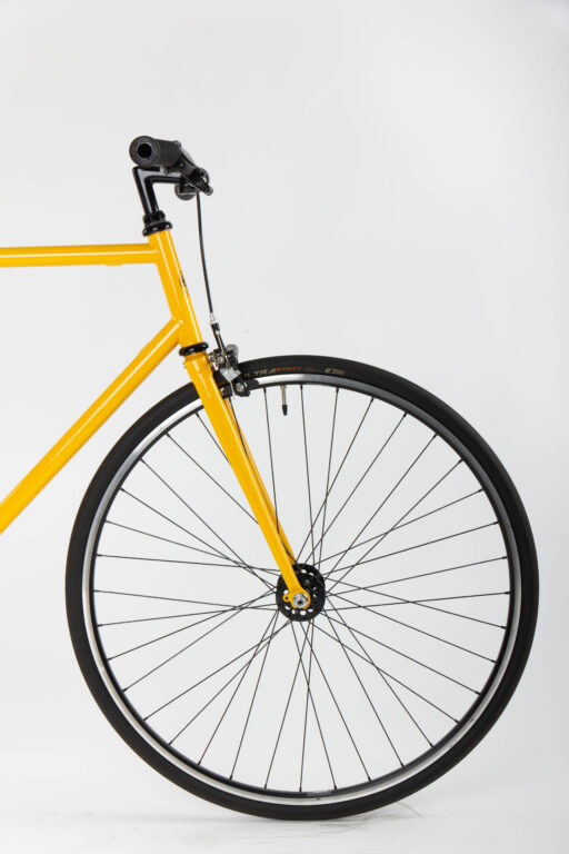 Na białym tle antymateria Miasto ON - żółty rower 59 cm.