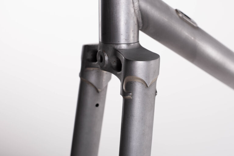 Zbliżenie ramy roweru przedstawiające spawanie połączeń.