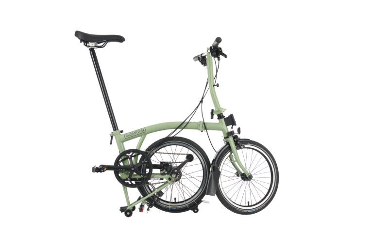 Zielony rower składany Brompton P-line Urban H4R Lunar Ice izolowany na białym tle.