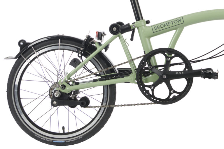 Tylne koło i składana rama zielonego roweru składanego Brompton P-line Urban H4R Lunar Ice, ukazująca jego kompaktową konstrukcję.
