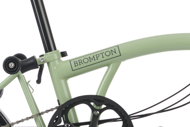 Zbliżenie na ramę składanego roweru Brompton P-line Urban H4R Lunar Ice z logo marki.
