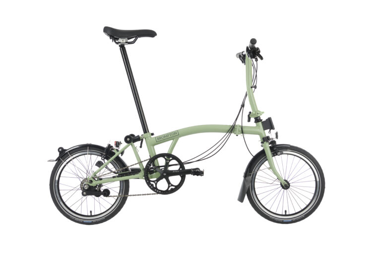 Zielony rower składany odizolowany na białym tle z Brompton P-line Urban H4R Lunar Ice.