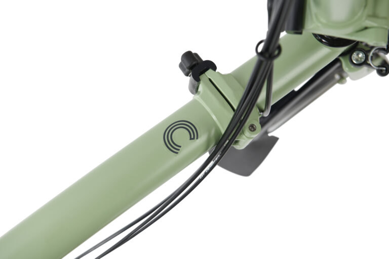 Zbliżenie ramy roweru Brompton P-line Urban H4R Lunar Ice, przedstawiające główkę ramy, linkę przedniego hamulca i część widelca.