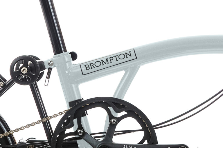 Zbliżenie na ramę i tarczę roweru składanego Brompton P-line Urban H4R Lunar Ice.