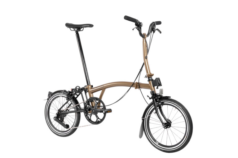 Brązowo-czarny Brompton P-line Urban M4R Bronze Sky z małymi kołami, pionową kierownicą i tylnym bagażnikiem.