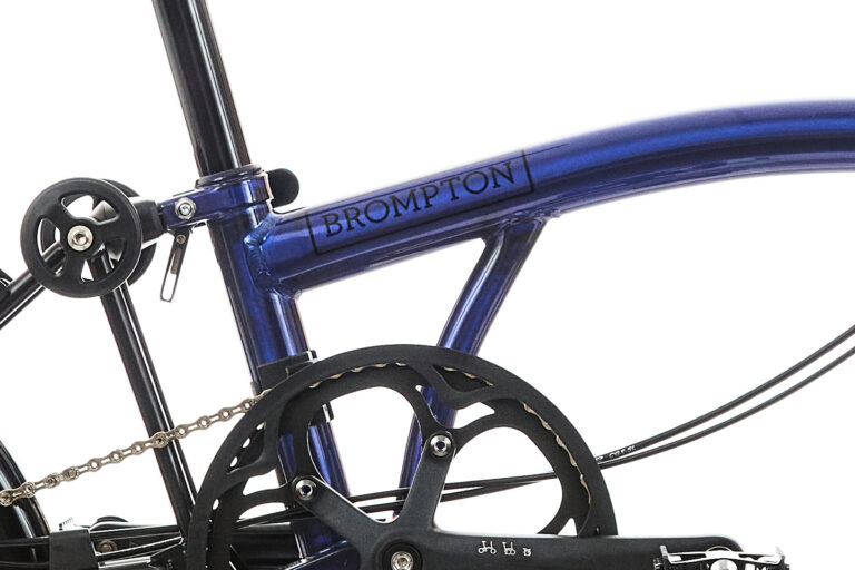 Zbliżenie na rower Brompton P-line H4R Bronze Sky Metallic (Kopia) z założonym łańcuchem.