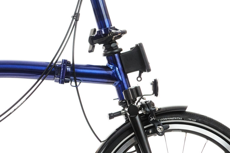 Zbliżenie na niebieski rower Brompton P-line H4R Bronze Sky Metallic (Kopia) z czarną kierownicą.
