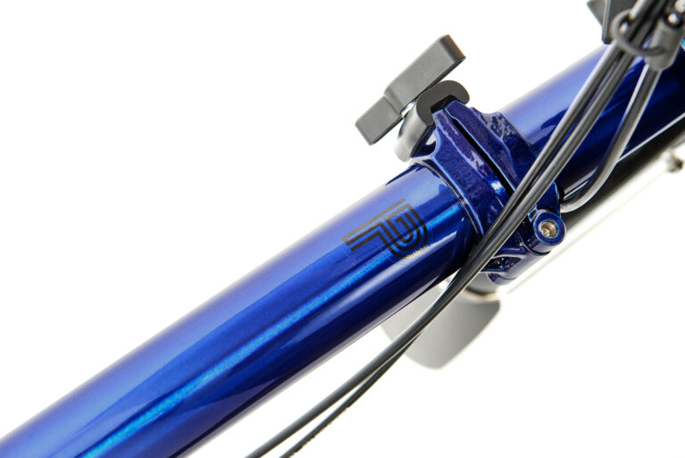 Zbliżenie na niebieski rower Brompton P-line H4R Bronze Sky Metallic (Kopia) z kierownicą.