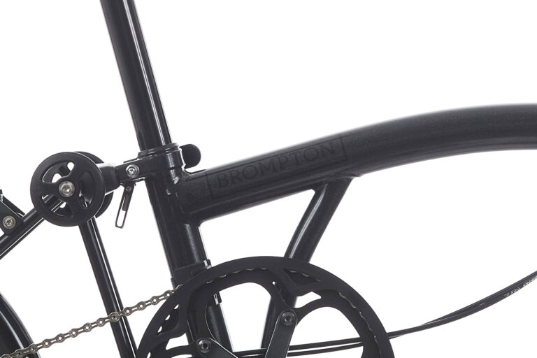 Zbliżenie na czarny rower Brompton P-line S4L Midnight Black Metallic z łańcuchem.