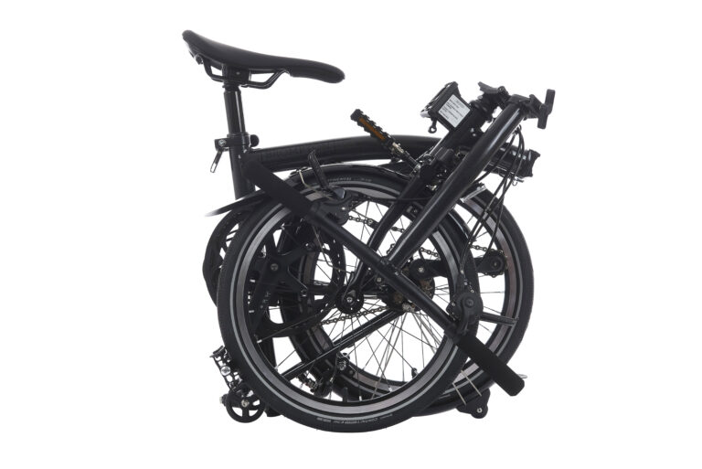 Czarny rower składany Brompton P-line S4L Midnight Black Metallic pokazano na białym tle.