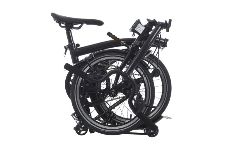 Złożony czarny rower Brompton P-line Explore H12R Midnight Black Metallic na białym tle.