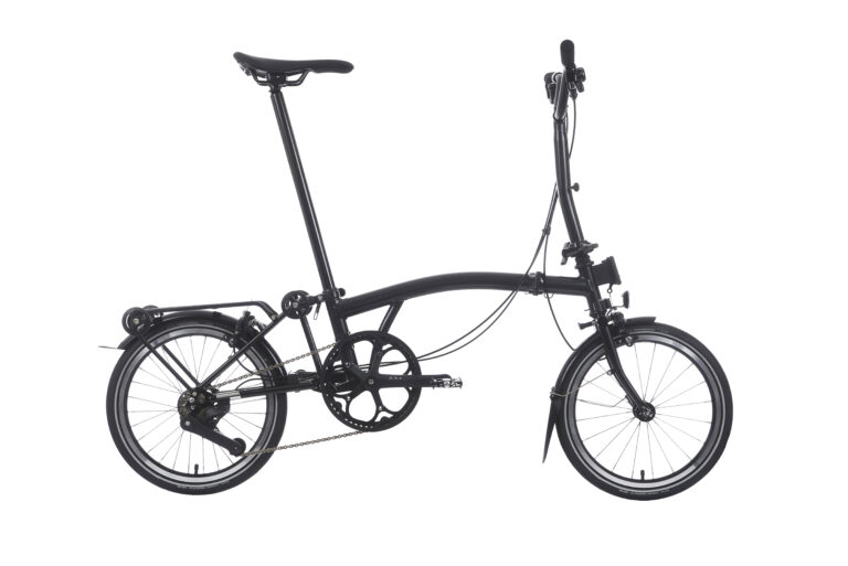 Czarny składany rower Brompton P-line Explore H12R Midnight Black Metallic o eleganckim wyglądzie, zakrzywionej ramie i kompaktowych kołach, pokazany z profilu na białym tle.