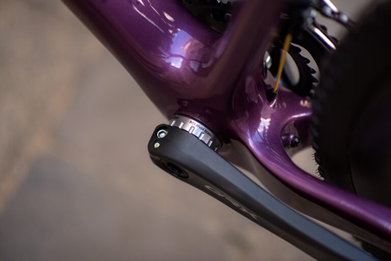 Zbliżenie na ramę roweru Anty Gravel CRE XS (49 cm) - GRX 800 ze szczególnym uwzględnieniem korby i pokrętła regulacji tylnego zawieszenia.